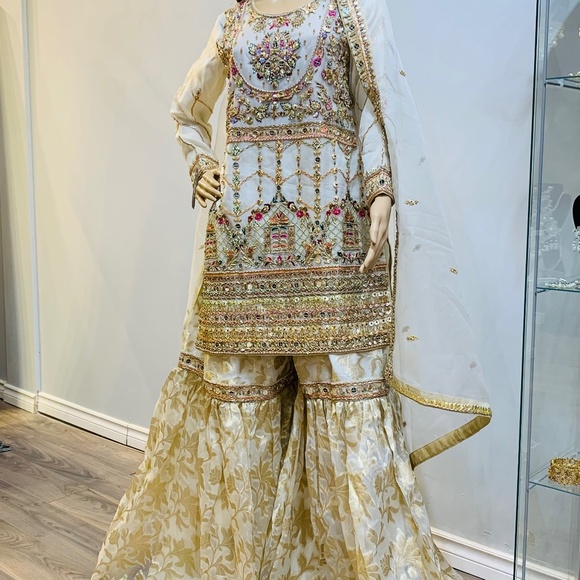 Large. Gharara, Kameez, Dupatta set with all hand work on it. - Picture 7 of 7